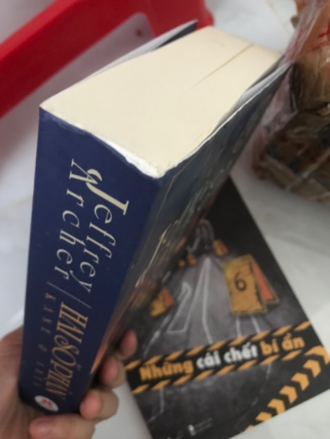 Sách hay mà lần này đặt sách mình cực kì thất vọng bên mảng đóng gói của tiki, cực kì sơ sài, nhận sách toàn bị nhăn nheo hết các góc như thế này đây, mình toàn đặt sách trên tiki mấy lần trước rất ổn nhưng lần này chê cực kì