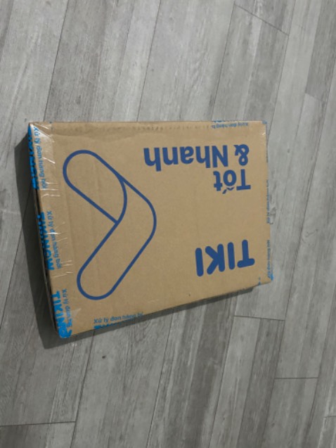 Đóng gói cẩn thận , sách đẹp , nhưng mà cái bìa nó kiểu thế hay sao mà mh dở ra là 2 cái đó tách rời luôn