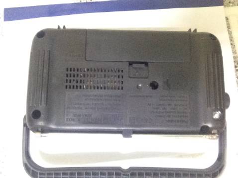 -  Về bên ngoài:
 + Sản phẩm hoàn thiện tốt, có mã số riêng.
 + Có hướng dẫn sử dụng, phiếu bảo hành.
- Về sử dụng:
 + FM bắt được rất ít kênh.
 + AM bắt được nhiều kênh trong nước, nước ngoài.
 + Rất nhiều lần nghe bị giật giật rất khó chịu, đặc biệt là khi dùng nguồn 220V.