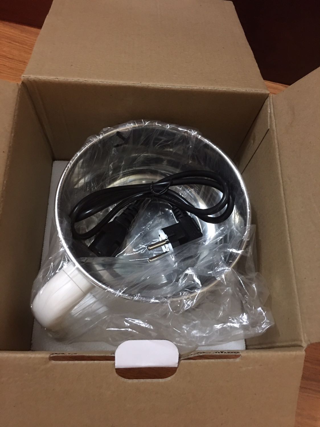 Hàng săn sale đợt 7-7, sản phẩm giá rẻ nhưng chất lượng phết nhé. Ngay từ lúc nhận hàng đã thích rồi vì vỏ hộp sản phẩm dầy dặn cứng cáp, bên trong được bọc sốp dầy, nồi và nắp vung bọc nilon rất cẩn thận, có kèm hướng dẫn sử dụng rất chi tiết luôn mặc dù cũng ko khó sử dụng. Rất ưng cách shop chăm sóc khách hàng luôn, phiếu bảo hành 12 tháng kèm theo nên thấy ko có gì phải lăn tăn cả. Mình sắm về nấu cháo cho con, rất ưng