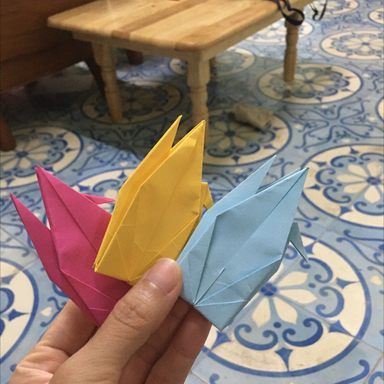 Giấy đẹp, màu sắc rất bắt mắt, dùng để gấp tiện lợi nhưng giá chát quá hihi