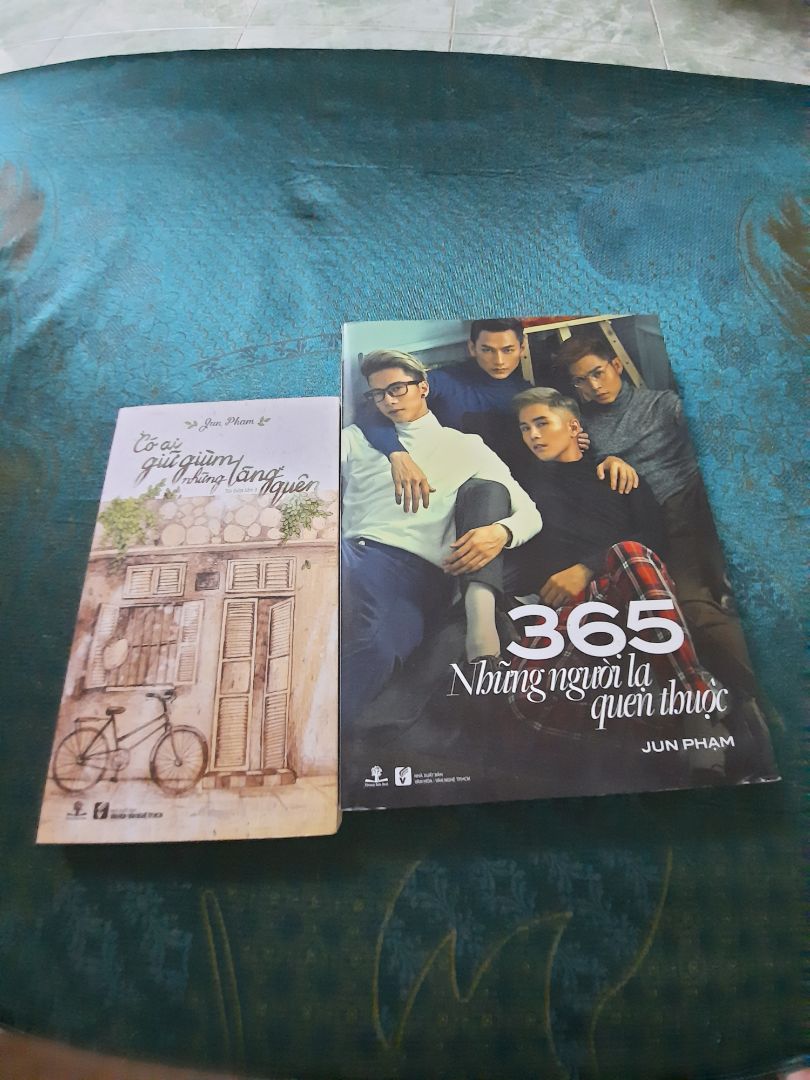 Mặc dù sách đã ra lâu, nhưng gần đây rất thích anh Jun thông qua chạy đi chờ chi nên tìm mua sản phẩm của anh ủng hộ. Tiki giao hàng nhanh dù là chủ nhật. Sách vẫn còn mới đẹp đủ bookmark. Có điều Tiki cho cái hộp lớn hơn kích thước sách nên sách chạy tới chạy lui dễ hư góc