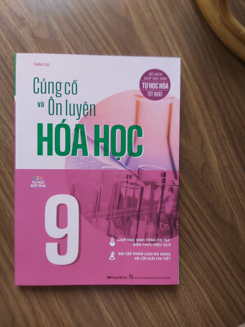 Bởi vì gói ko kĩ nên sách có hơi bị df nhẹ ở phần mép nhưng nhìn tổng quan vẫn ok. Nội dung bên trong sách thì chưa đọc nhiều nên ko đánh giá nhưng mà khi nhìn sơ qua thì sách có tổng hợp lại kiến thức, bài tập đa dạng và nhiều, lời giải chi tiết. Rất đáng để đầu tư nha mn!!!!