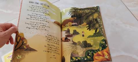 Sách vẽ hình rất đẹp, giấy bóng. Nội dung chứa đựng các bài thơ của nhà thơ Trần Đăng Khoa, phù hợp với các bé mà sách hơi mỏng nhen.  À, mình trừ 1 sao vì quyển sách giao cho mình cong vênh.