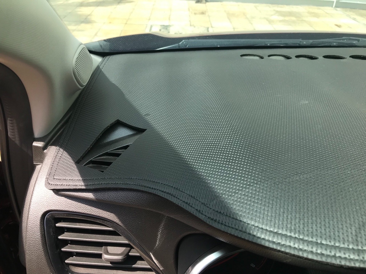 Hôm qua mình đã nhận sản phẩm tuy nhiên sản phẩm không như hình mẫu, khu vực lỗ thông gió 2 bên bị cắt hoàn toàn và không khớp với lỗ thông gió của ô tô. Mình muố đổi lại sản phẩm như hình mẫu và các vị trí lỗ thông gió phải khớp với lỗ trên ô tô.