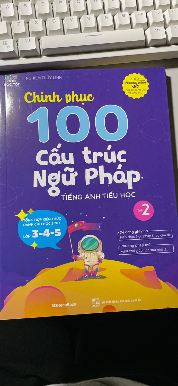 Sách dùng rất phù hợp vs học sinh cấp 1 đang muốn ôn lại ngữ pháp. Màu sắc bắt mắt và nội dung dễ hiểu