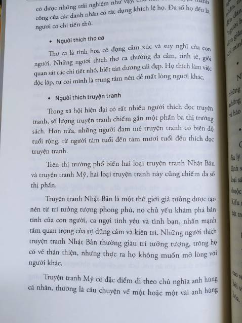 Tác giả đưa ra phán đoán về người đối diện thông qua phân tích các biểu hiện, hành vi. Một số mình thấy khá ổn, tuy nhiên một số chỉ nên tham khảo, vd: coi chữ viết đoán tính cách!?
Lưu ý là tác giả phân tích trên từng hành vi riêng biệt, vì vậy việc phán đoán có thể sẽ không chính xác trên thực tế nếu chỉ dùng một chi tiết này, chúng ta nên kết hợp nhiều yếu tố khác nhau để đưa ra nhận định về người khác.
Thực tế chắc không đơn giản như sách nhưng mình nghĩ các nội dung được nêu ra cũng gợi ý cho mình biết nên để ý thêm điều gì trong mối quan hệ với người khác chứ không chỉ là lời nói thông thường.
Các ví dụ đôi khi cũng hơi chưng hửng, giống kiểu sách "hạt giống tâm hồn" nhưng nếu không quá khó tính thì mình nghĩ ko thành vấn đề.
Ngoài lề, cuốn này ghi tác giả là Lộc Dã, nhưng nội dung kha khá giống cuốn "Nhìn mặt là bắt hình dong" (cùng dịch giả, tác giả Văn Hàn). Mình mua cả 2 cuốn và xem sơ qua thì thấy cùng bố cục, có những đoạn giống nhau y đúc!? Không biết cùng tác giả hay không? Nếu vậy sao không để cùng tên? Nói chung là hơi khó hiểu. Các bạn quan tâm thì nên mua trước 1 cuốn, thích thì mua cuốn còn lại cũng ko muộn.