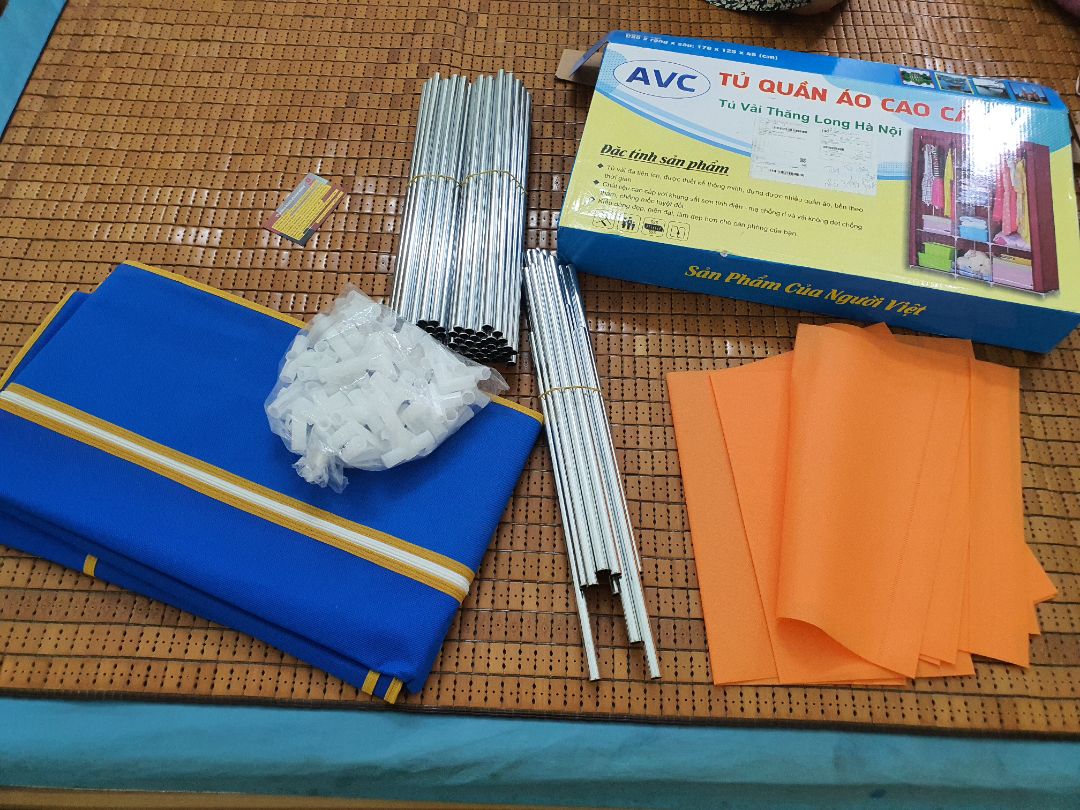 Dễ lắp ráp, cứng cáp. Có điều thiết kế cửa tủ hơi khó lấy đồ ở 2 buồng treo quần áo. Nói chung ok.