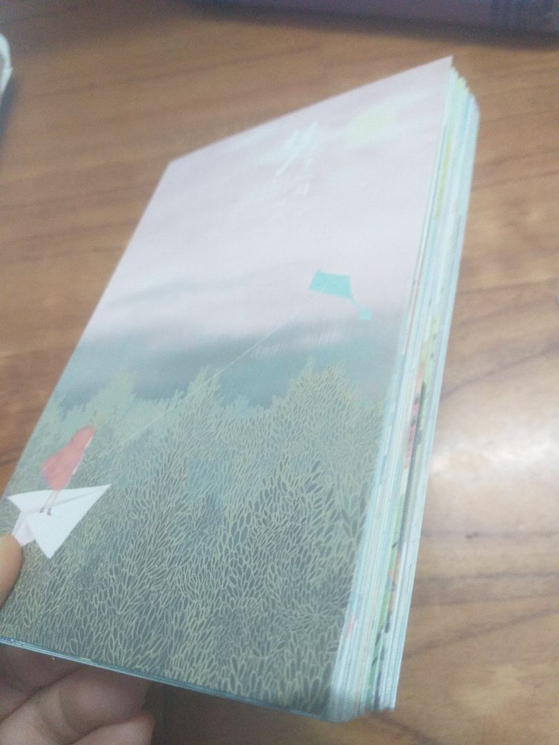 Màu nhạt và đẹp như trong ảnh. Không ý kiến. Mình thích lắm luôn. Mọi người có thể mua nếu muốn. Chỉ tiếc phí ship mắc thôi.