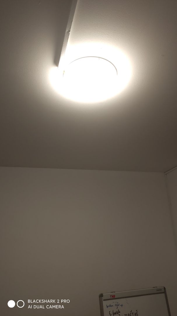 Đèn dùng tốt, tắt mở để chuyển 3 màu, có thể tùy ý điều chỉnh màu đèn trong phòng. Lắp đặt cũng đơn giản. Hình chụp không thể hiện đúng màu sắc như bên ngoài. Hài lòng với sản phẩm.