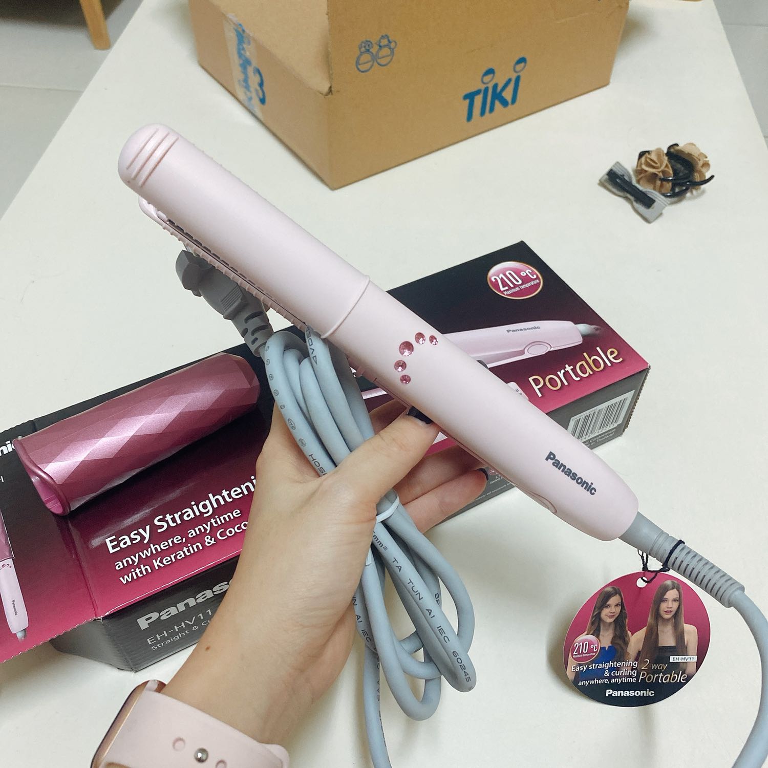 Máy dùng ổn, không quá nóng, nhẹ & gọn tiện mang theo ra ngoài hoặc du lịch. Dùng đơn giản cho nhu cầu đơn giản vì ko có nút chỉnh nhiệt. Ai cầu kì sẽ cần thêm loại có chỉnh nhiệt.
Duối rất ok. Cũng vì máy nhỏ & ko chỉnh nhiệt nên uốn tạo kiểu quăn sóng hơi khó thao tác vì phải chia tóc rất nhiều đoạn nhỏ & mảnh nên lâu, mỏi tay & nóng nực. Do đó các bạn hay uốn nên mua máy uốn riêng cho tiện, còn em này duỗi hoặc tạo quăn / cúp đuôi tóc tự nhiên thì rất ok.
Nhựa máy thực tế không được đẹp như hình nên madu đen trông sẽ ok hơn, nhựa ngoài nhìn hơ mỏng manh & nhạt màu.