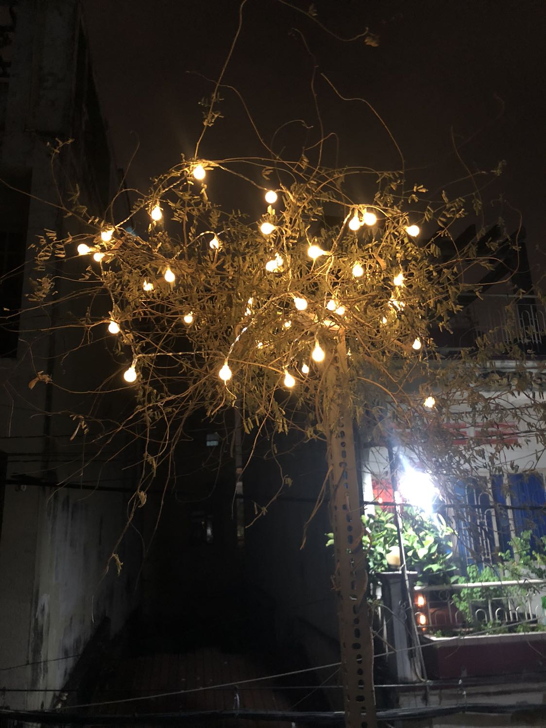 Sản phẩm đóng gói kĩ lưỡng , tiki giao hàng nhanh chóng ... bộ đèn rất sáng !!