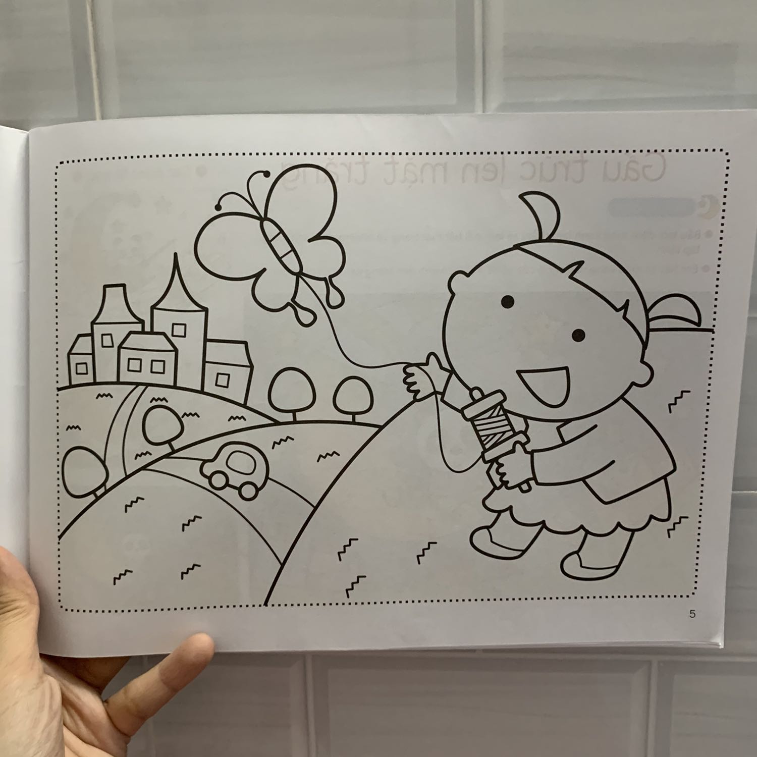 Tranh to đẹp, màu sắc tươi tắn. Nét vẽ sinh động nên bé nhà mình rất thích. Giá lại phải chăng. Sẽ cố gắng mua đủ bộ.