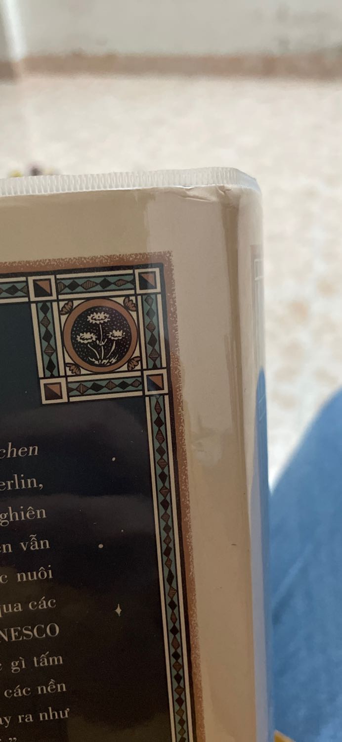 Sách to dày nặng, trình bày siêu đẹp, đúng như ngay trang mở đầu nxb nói: ấn bản này dành cho nhg ng sưu tầm và chơi sách. Nội dung thì quá quen thuộc rồi, mình ko có gì để bình luận. À, hình minh hoạ siêu đẹp, đúng theo phong cách tranh châu âu cổ. Chất mực chất giấy, ko có gì để chê.
Có duy nhất 1 điểm mình ko hài lòng là dạo này tiki gửi hàng sơ sài quá, cuốn sách này mình sử dụng thêm bookcare mà khi nhận được cũng bị đè gãy gập góc trên và góc dưới mặt sau bìa sách, nếu mà ko có bookcare chắc còn thảm nữa. Của mình ko có nguyên màng nhựa plastic nhg mình nghĩ chắc tiki tháo ra để bọc bookcare cho mình. Mong lần sau tiki chú ý trong khâu đóng gói hơn.
Sách này mình mua lúc giảm 40%, lại đc giảm thêm 35k khi thanh toán qua zalopay nên là tổng tiền thanh toán chỉ còn 380k, quá rẻ so với chất lượng sách