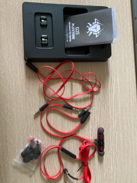 Giao nhanh, đóng gói kỹ
Phụ kiện đầy đủ như trên bao bì.
Tai nghe có âm thiên về bass, nếu nghe EDM thì good, nhưng nghe nhạc acoustic thì thấy hơi nặng nề
Filter màu đỏ tăng cường bass khá tốt, âm bass mạnh lên thấy rõ.
Tai nghe để gaming thì chuẩn luôn