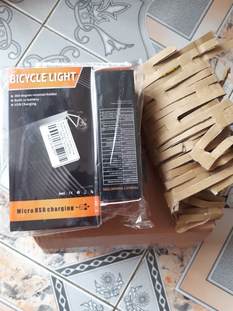 Tiki giao hàng nhanh, Shop đóng gói rất kỹ lưỡng, có chèn bông chống Shock.
Hàng nguyên Seal. Đèn trước NX3 cầm rất chắc tay, Đèn xài 2 Pin 18650 tích hợp rất dể dàng thay Pin sau này hoặc muốn nâng cấp lên Pin 18650 có dung lượng mAh cao hơn, chiếu sáng lâu hơn.
Đèn hậu A02 cũng xài 1 Pin 18650. Đèn hậu xài Đai bằng Silicon mềm như Thun giữ đèn coi bộ không được chắc chắn và bền như Cổ dề nhựa cứng thường dùng.
Chất lượng hoàn thiện nói chung rất Tốt. 5 Sao.
Cảm ơn Tiki và Shop Mailee House.