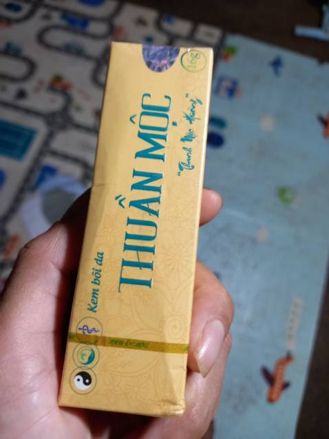 Shop đóng gói cẩn thận, hàng mới tem mác đầy đủ. Bé nào bị hăm, chàm sữa mọi người nên mua dùng. Mình dùng loại này thấy rất hiệu quả