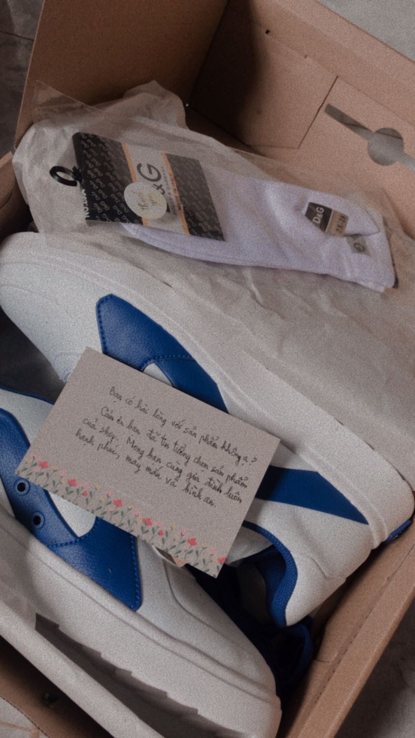 Một chiếc hàng được đóng gói kĩ và chiếc thư tay rất ư là dễ thương, còn được tặng kèm đôi vớ nữa