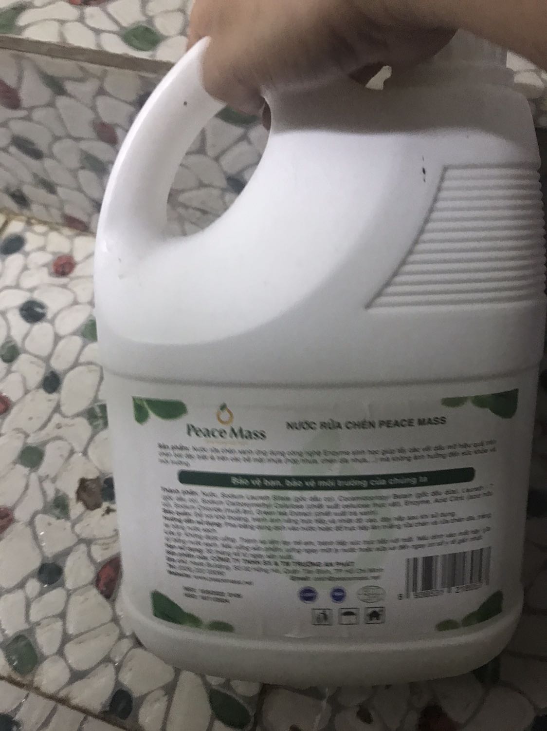 Hài lòng, khâu đóng gói quá ư là cẩn thận: bọc xốp, lót chống xốc, đánh giá cao khâu đóng gói. Tuy nhiên nước rửa bát quảng cáo là nước rửa bát sinh học nhưng khi sử dụng lại thấy có mùi nhựa