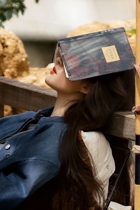 Sách hay lắm ạ, một hiệu thuốc văn chương tuyệt vời được một người đàn ông có những suy nghĩ tuyệt vời, ông chủ hiệu thuốc ấy có thể rất khó khăn để chữa “bệnh” cho chính mình, nhưng ông ấy có thể chữa “bệnh” cho rất nhiều những người khác. Một áng văn đầy ý nghĩa và đáng suy ngẫm. Liệu có phải người ta đánh con cái của mình là thể hiện tình yêu thương, liệu những người mẹ đang bao biện cho những hành động ấy là đang an ủi con?