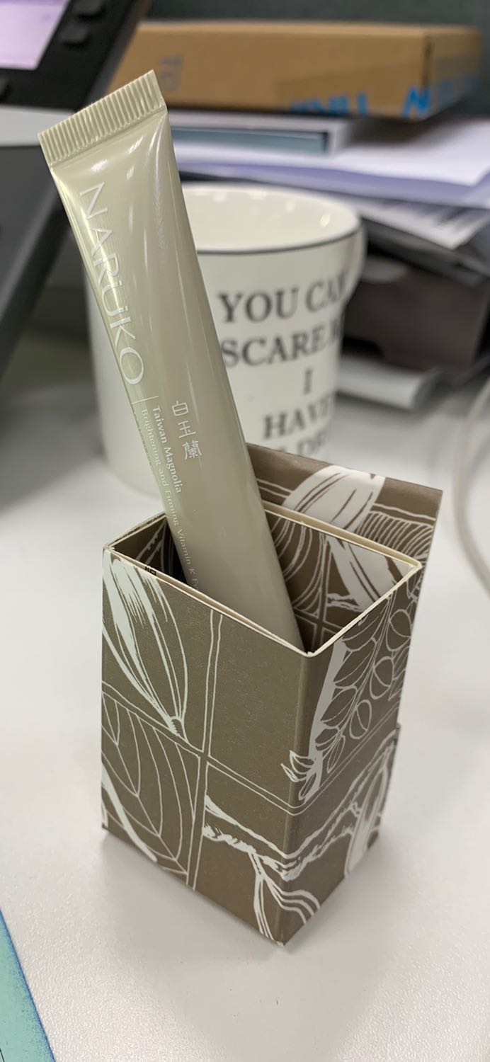 Phải nói là cực kỳ vừa ý luôn nên phải viết review; chai nhỏ xinh, chất kem nhẹ nhàng mượt, mùi cũng dễ chịu. Giá thành ổn, có tem chống hàng giả, nhãn phụ nhập khẩu đầy đủ, thông tin rõ ràng nên mình cũng rất yên tâm. Về Naruko thì mọi người cũng nghe rồi, nhãn hiệu Đài Loan chất lượng như Nhật; hộp giấy tái sử dụng thành hộp cắm bút ( chắc cũng ko dùng đâu, nhưng ghi nhận ý thức của nhãn hàng, mực in cũng là Soy ink, dễ thương ghê). Tiki giao hàng nhanh chóng và có báo tin đầy đủ, nói chung vừa ý từ đầu đến cuối! Nên mua lắm luôn.