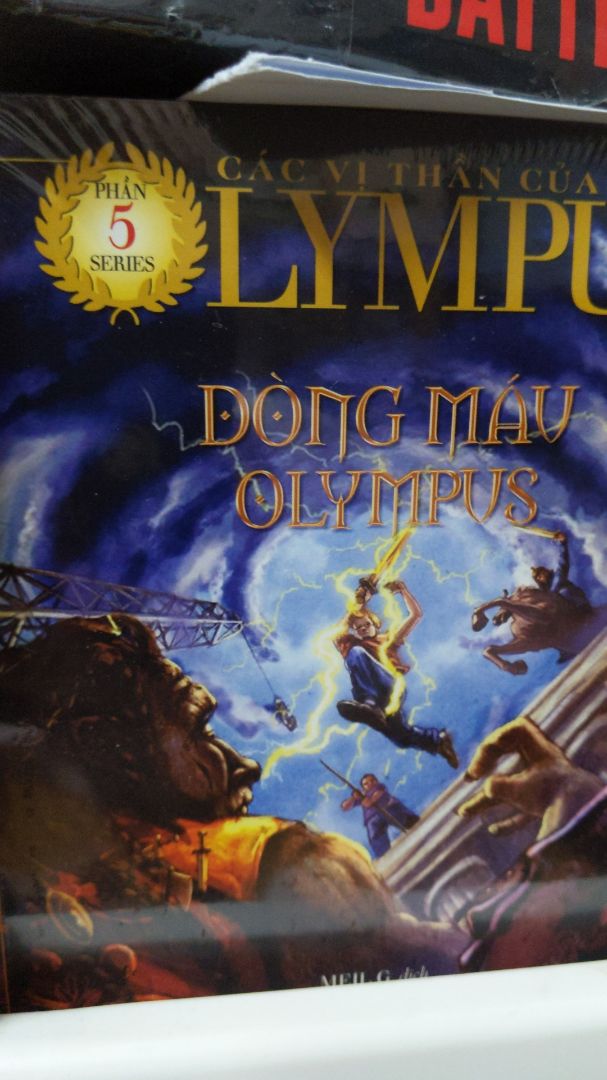 Làm thế nào để một nhúm các á thần trẻ tuổi hy vọng chống chọi lại đội quân khổng lồ hùng hậu của Gaea? Đi đến Athens nguy hiểm trăm bề là thế, nhưng họ chẳng còn lựa chọn nào khác. Họ đã hy sinh quá nhiều rồi. Và nếu Gaea mà thức dậy, thì coi như chấm hết.