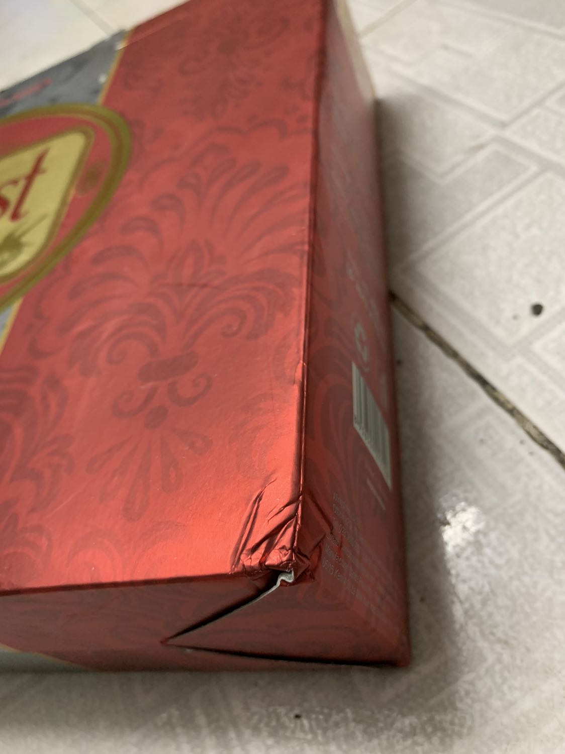 Rất thất vọng
Hộp thì móp méo lung tung, tem thì đã được bóc ra và trầy xước. Cái này tính đặt tặng quà mà thấy cảnh này chăc phải ra mua cái khác quá, thậm chí còn không tặng túi sách để tặng quà...