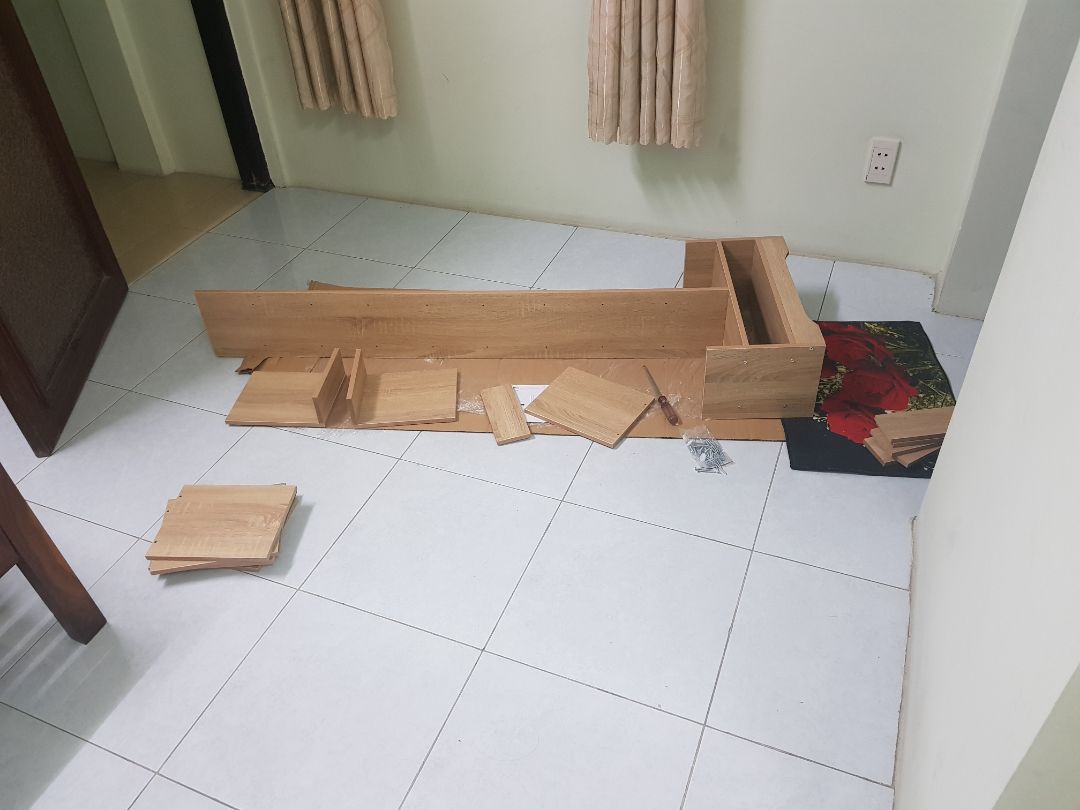 Sản phẩm đóng gói chắc chắn, giao hàng đúng hạn. Có 1 cuốn hướng dẫn lắp sản phẩm và một bịch vít bên trong. Các bước hướng dẫn lắp kệ rất dễ hiểu, dễ dàng để làm theo. Vị trí các lỗ bắt vít cũng rất khớp, không bị lệch. Tuy nhiên, bộ của mình thiếu mất 3 con vít và phần gắn đế chân kệ không có lỗ sẵn, phải đục lỗ để gắn vào. Nói chung kệ rất đẹp, chắc chắn, thật sự giá rất rẻ cho một cái kệ như vậy luôn. n