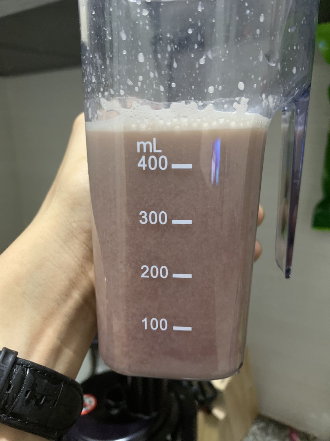 Máy nhỏ gọn, dùng tốt, ép kiệt nước, đặc biệt là ép lựu, táo... Mỗi kí lựu được tầm nửa lít nước ép, uống ngon.
Ống hơi nhỏ nên phải mất công cắt nhỏ nguyên liệu, nhưng ép thì khá nhanh chứ không chậm như tên gọi. Máy nhỏ gọn, dùng tốt, ép kiệt nước, đặc biệt là ép lựu, táo... Mỗi kí lựu được tầm nửa lít nước ép, uống ngon.
Ống hơi nhỏ nên phải mất công cắt nhỏ nguyên liệu, nhưng ép thì khá nhanh chứ không chậm như tên gọi.