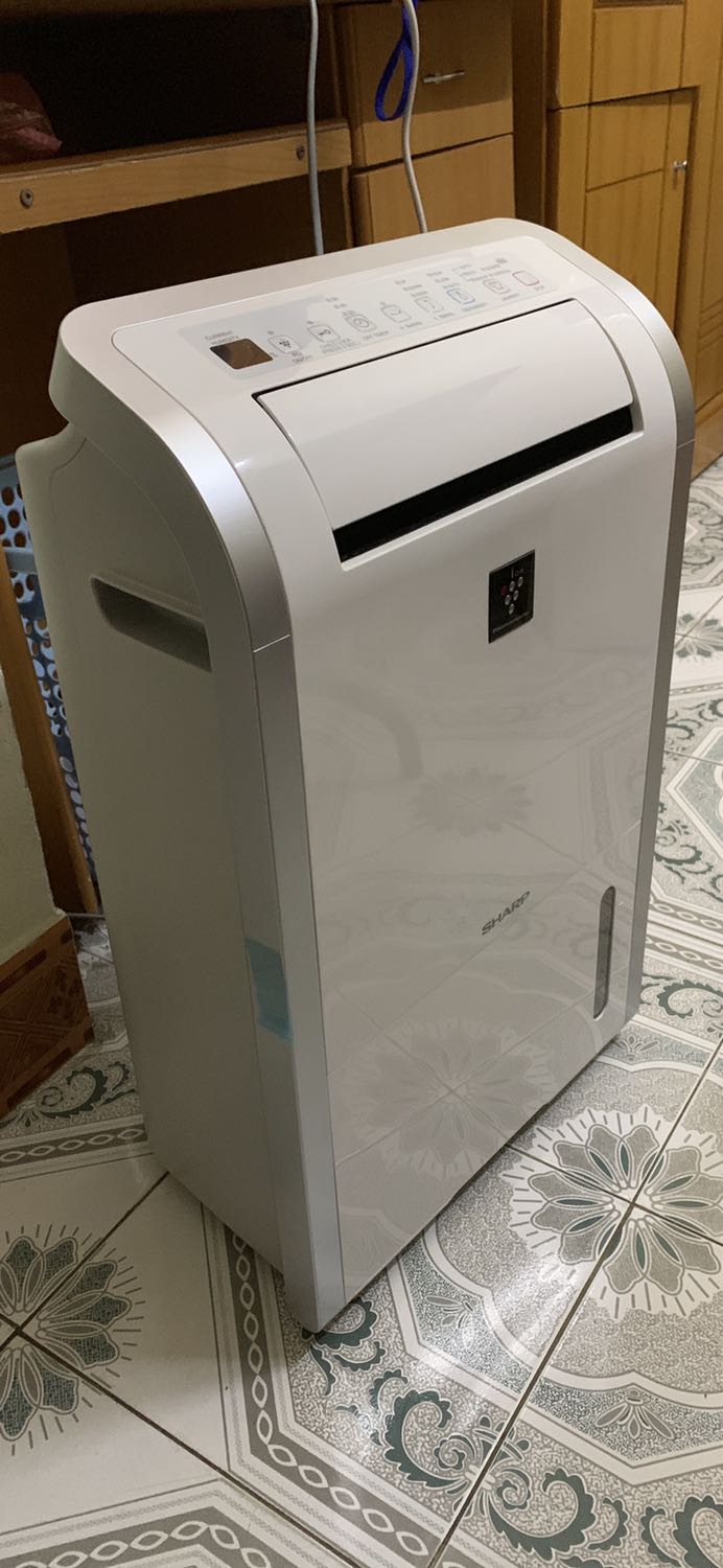 Dùng lần đầu nên ko có sự so sánh. Máy hút khỏe, HN đang mùa ẩm, 1 ngày máy hút đc 2 bình 4,2L nước. Mỗi tội máy nặng quá, ko thể bê lên xuống tầng đc, ko tiện như máy nhỏ. 
Tiki giao hàng siêu siêu chậm, mà hình như quên đơn hàng của mình hay sao ý, đặt hôm 7/3, hẹn giao 21/3 mà qua 21/3 mấy hôm ko thấy giao cũng ko buồn gọi báo và xin lỗi khách hàng. Đến khi gọi thắc mắc mới thực hiện đơn hàng và 29/3 mới giao đến. Bó tay thật!