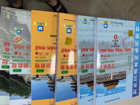 Sách mới xuất bản tháng 3, sách đóng gói cẩn thận, bôk sách được đóng thành 2 tệp với mỗi tệp 3 quyển có bọc ni long nên không bi bụi hay hư bẩn. Sách rất hay cho các bạn muốn học thêm tiếng hoa