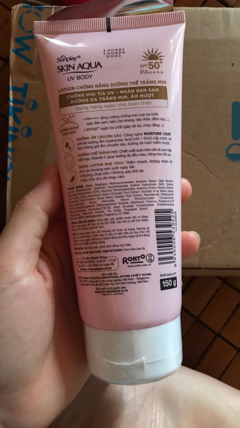Mới đặt chiều qua mà sáng nay đã nhận được rồi. Giao hàng nhanh thật sự luôn? đóng gói cẩn thận, tuy nhiên k hiểu sao cùng đặt 1 lúc 1 hãng có hai lọ kem chống nắng dc tặng kèm túi cói mà tách thành 3 đơn luôn vậy! ? hic Dù sao cũng thấy review nhiều về độ chống nắng cao của em này nên cũng mua về thử, mong là sẽ hiệu quả!?