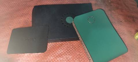 ví nhỏ nhét cà vẹt vào khe ko vừa, nhét đc chục tờ tiền thì dc, bạn nào nhiều giấy tờ, thẻ atm ko nên mua