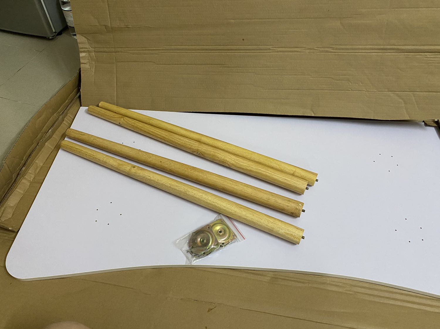 Thấy review có bàn trầy, móp góc cũng hoang mang. Nhận hàng bê lên cũng nghe tiếng chân bàn lọc cọc va vào nhau. Tuy nhiên mở ra thì thở phào vì mặt bàn rất đẹp ko bị gì, chân bàn cũng khá dễ lắp (cần có sẵn tua vít). Bàn giá hạt dẻ và chân lắp ráp nên ko thể mong đợi cứng cáp như bàn gỗ xịn được. Mình rất hài lòng với mặt hàng này cũng như nhân viên giao hàng của Tiki.