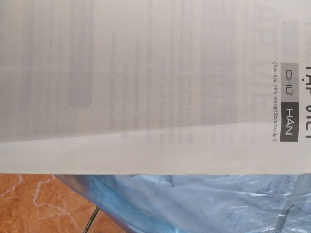 sách mới nhận đã bị rách, nát phần cuống sách. Và sách còn bị gập thành nếp trông rất khó chịu