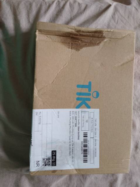 Đóng gói kĩ, giao hàng rất nhanh. Mình vừa đặt hôm nay là ngày mai đã có rồi. Chỉ là hộp hàng bị móp một xíu và phần đáy của sách lại bị dính cái gì đen đen, điều này làm cảm nhận của mình không được toàn vẹn. 4 sao ⭐⭐⭐⭐