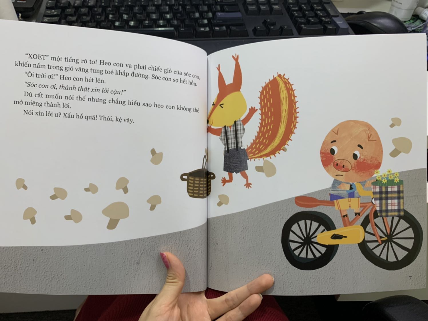 Câu chuyện đáng yêu về chú heo con: từ khi ngại ngùng xấu hổ cho đến khi dũng cảm nói lời xin lỗi. Nội dung gần gũi với các bạn nhỏ, nhẹ nhàng truyền tải những thông điệp ý nghĩa, nuôi dưỡng nhân cách và tâm hồn các con. Sách thơm tho và hình vẽ đáng yêu, màu rất bắt mắt.