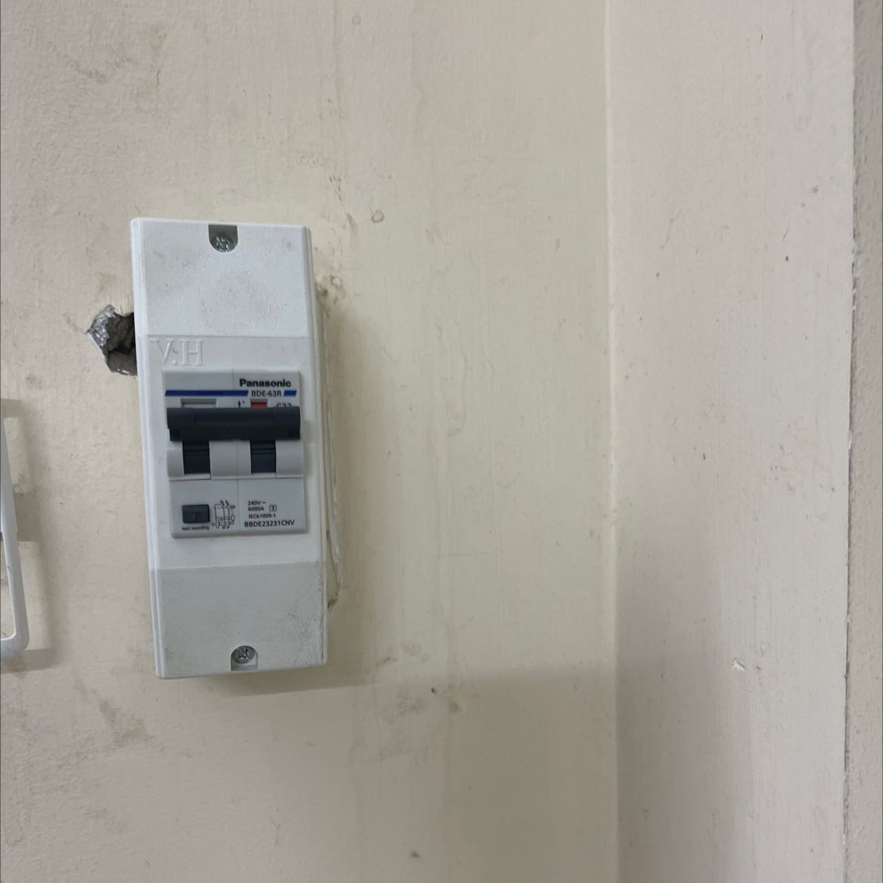 Nên hướng dẫn cho khách mua kèm theo hộp nhựa bảo vệ bên ngoài cầu dao phù hợp và đẹp mắt, mua cầu dao về rồi lại phải chạy ra cửa hàng điện mua hộp nhựa bảo vệ, hàng cao cấp mà dịch vụ chỉ đáng mức trung bình, có lẽ shop chỉ quan tâm khách hàng dự án lớn mà thôi, hình chụp RCBO của Panasonic mua cửa hàng nguyên bộ giá tốt, tư vấn cẩn thận