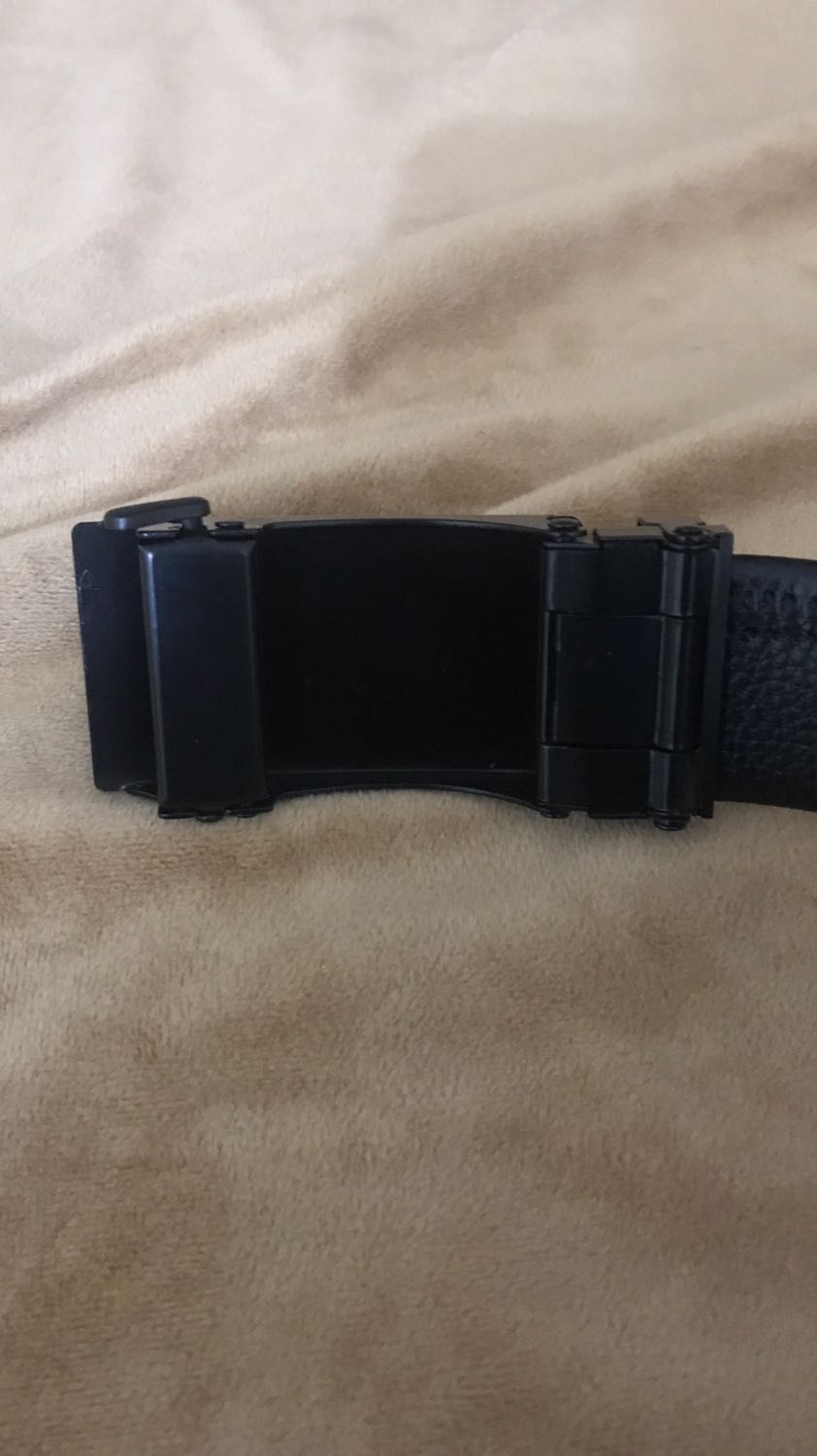 Thắt lưng mặt đẹp, trông đơn giản nhưng chất, đẹp khỏi chê. Dây da dài và mềm mại. Thiết kế khoá tinh tế dễ đeo. Đường may tỉ mỉ. Một sản phẩm giá rẻ nhưng chất khỏi chê luôn. Hàng tốt đáng mua. Ủng hộ shop.❤️❤️