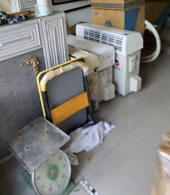 Dùng cực kỳ tốt khi đang dọn nhà qua mặt bằng mới. Xe đẩy rất nhẹ và chắc chắn. Khi không dùng có thể gấp gọn lại được. Không có ồn như những người khác đánh giá (trong khi dọn dẹp thì tiếng ồn không phải là điều quan trọng).