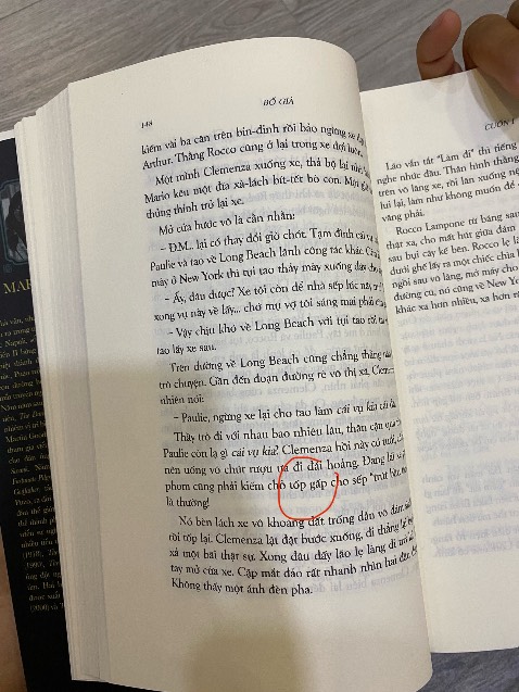 Có một số chỗ đọc mình thấy hơi khó chịu và cảm thấy muốn chấm hỏi người dịch! Đầm lầy —> dịch thành “đồng lầy” (ko biết do lỗi chính tả hay dịch sai?); Suy ra —> “suya” (ko hỉu lun); stop —> tốp; phone —> phôn. Văn phòng phải chỉn chu chứ sao xuề xoà đọc trại theo tiếng anh được ? 
Nói chung bản dịch này mình ko ưng xíu nào! Càng đọc càng thấy bực!