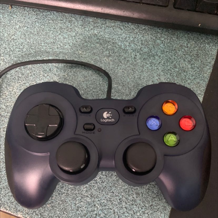 Tay cầm bấm rất êm, mình ko ki vong lắm khi co cai gi lien quan đến TQ ma xài dc. Nhung hãng logitech thi yen tâm. Giao hàng, đúng ngay, tay cầm có nhựa dày bọc, nhưng tiki vẫn gói hàng can thận. Mình hoi bất ngờ.