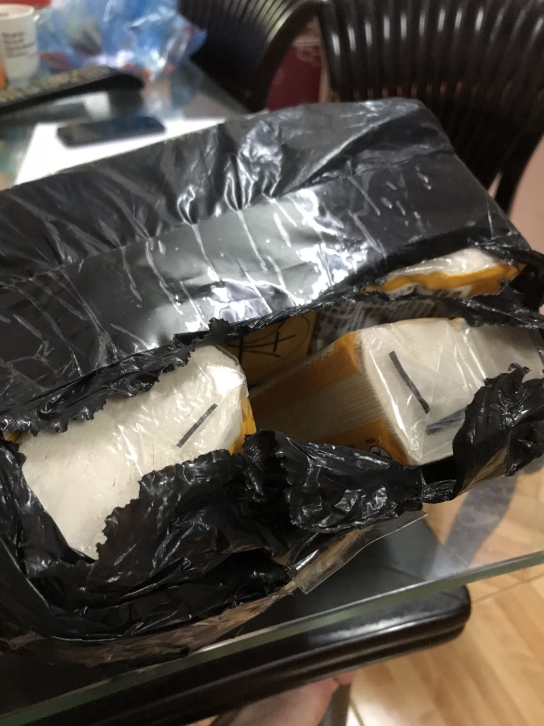 Đặt 30 gói nhưng chỉ nhận được 10 gói và đơn 10 gói này giấy còn mỏng hơn những đơn trước mình đặt. Trả tiền 10 gói bằng giá 30 gói. 
Không đồng tình một chút nào với cách làm việc treo đầu dê bán thịt *** thế này! Đặt 30 gói nhưng chỉ nhận được 10 gói và đơn 10 gói này giấy còn mỏng hơn những đơn trước mình đặt. Trả tiền 10 gói bằng giá 30 gói. 
Không đồng tình một chút nào với cách làm việc treo đầu dê bán thịt *** thế này!