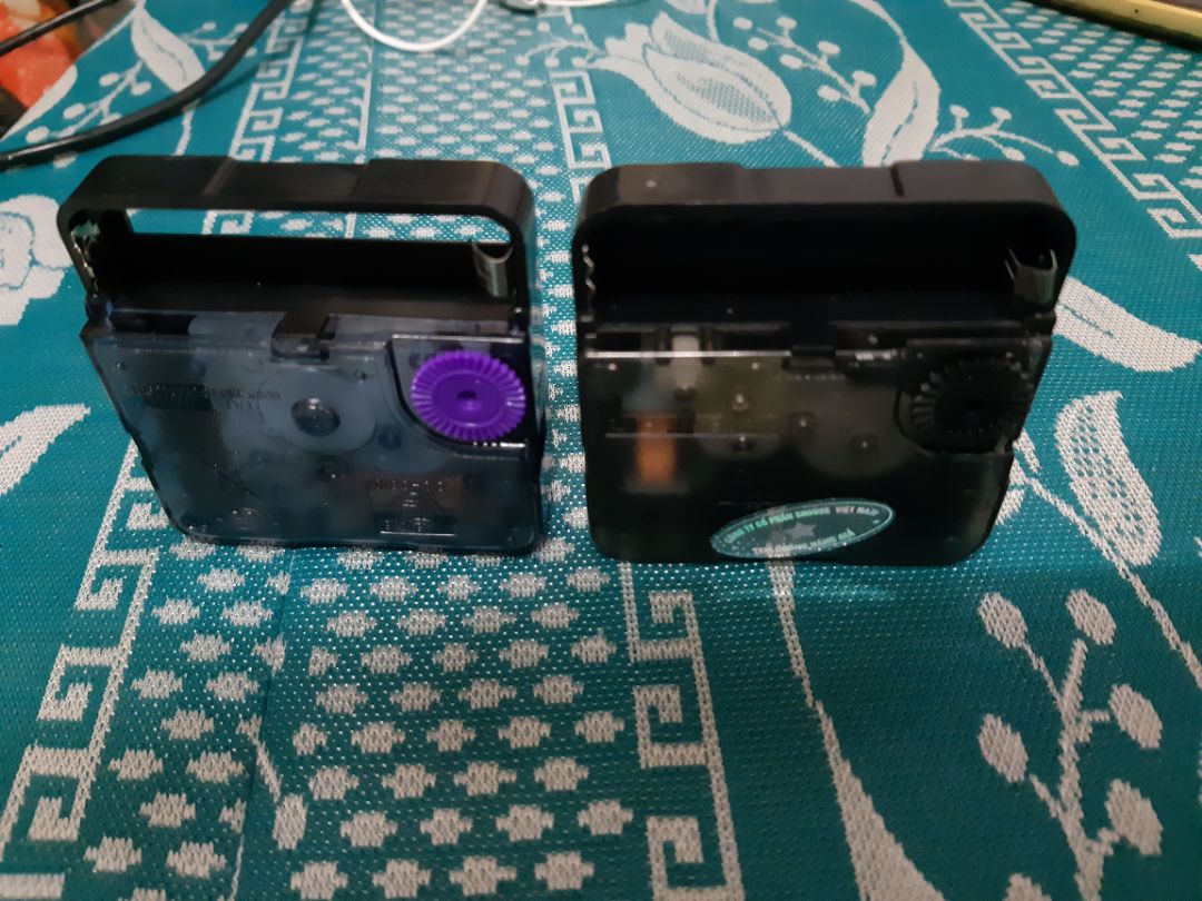 Mới mua 02 cái máy đồng hồ kim trôi, hai cửa hàng (shop) khác nhau trên tiki....giá thành khác nhau...chất lượng thì chưa đánh giá được vì chưa sử dụng . theo cảm nhận riêng của mình thì cái giá rẻ 36.000đ ( ko có đủ phụ kiện...bề ngoài nhìn hơi kém chất lượng có thể không phải hàng kim trôi).