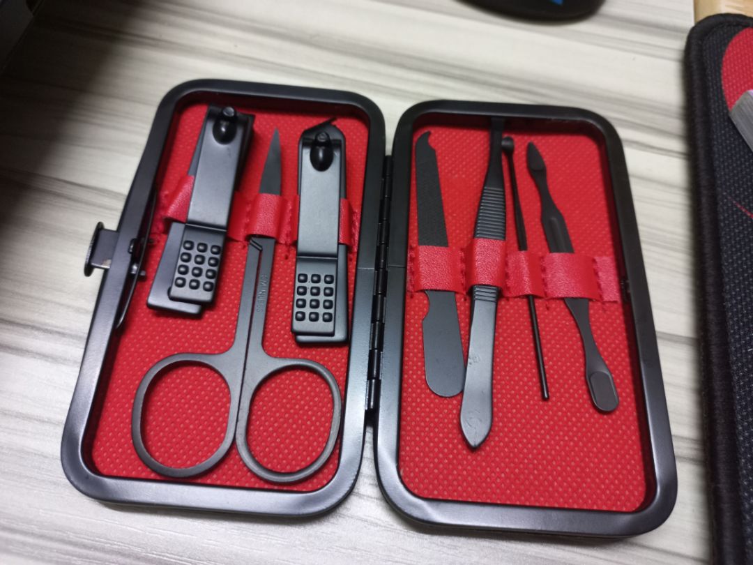 Bộ đồ mới, sạch sẽ, sắc đủ dùng. Cái cắt móng chân có chỗ chỉa ra để cắt móng cái. Bộ đồ mới, sạch sẽ, sắc đủ dùng. Cái cắt móng chân có chỗ chỉa ra để cắt móng cái.