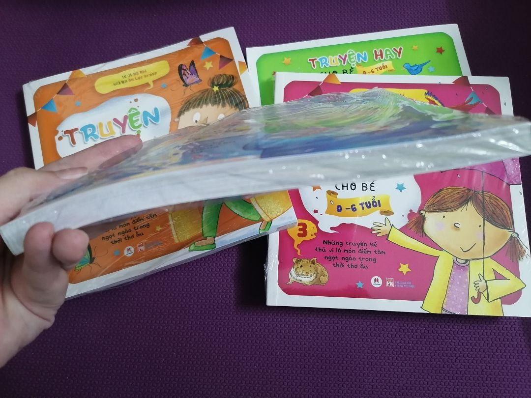 Cuốn khá là dày nhiều trang, nhiều truyện. Hình vẽ sinh động màu sắc. Mình nghĩ truỵên này để mấy pé tập đọc là tuyệt. Cất đi chờ vài năm nữa vậy.