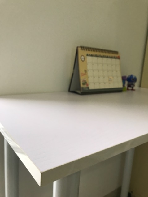 Cái bàn siêu thích luôn ạ, shipper gọi xuống lấy là mình lắp liền. Có mấy cái đen đen đấy thì mình ko biet để lgi :v 
Nói chung giá tiền đi đôi với chất lượng spham lắm nhé. Mình chỉ cần bàn để đồ lên thôi nên đặt bàn kích thước nhỏ.