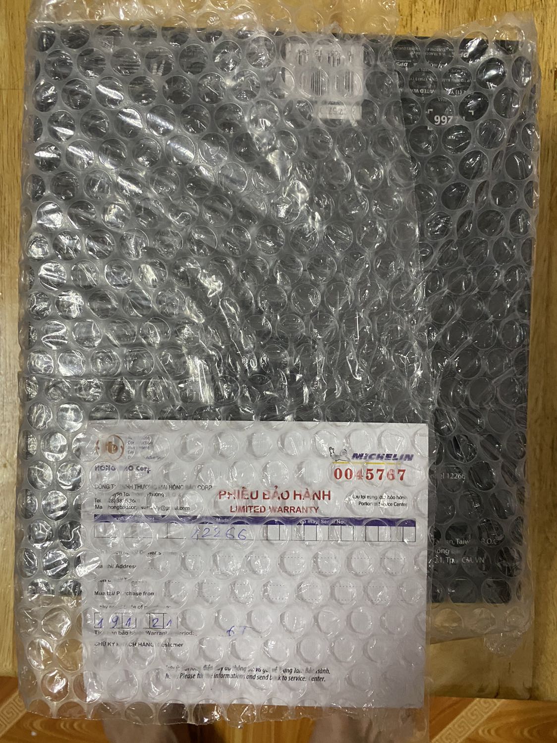 Giao hàng nhanh, đóng gói cẩn thận. Sản phẩm giống như mô tả, đầy đủ phụ kiện: các vòi bơm khác, cầu chì dự phòng và cả túi đựng nữa. Mới *** máy hoạt động ok, hơi ồn và rung khi bơm. Độ bền sẽ review sau thời gian sử dụng. Cảm ơn tiki.vn và shop nhiều!