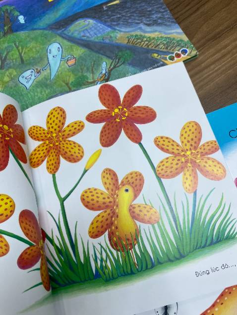 các mẹ nên đọc cho con nói giọng giả vờ làm nhân vật con sẽ rất thích. em bé nhà mình ngày nào cũng ngóng tới giờ mẹ đọc cho nghe