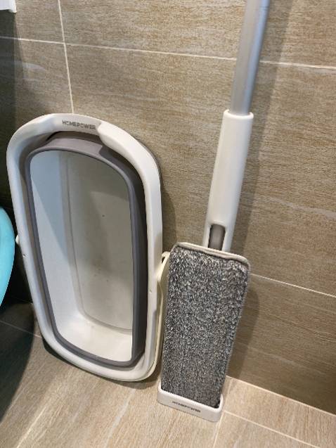 Đã có thời gian dùng cây lau nhà này, rất ưng ý. Nước phun vừa đủ ẩm, k quá ướt, lau rất sạch và nhẹ nhàng. Mua thêm cái xô gấp gọn này cũng quá ổn áp, gọn gàng.